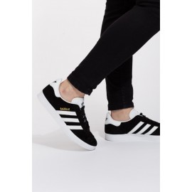 Zapatillas Adidas Gazelle negro/blanco hombre. Es un auténtico clásico.Presenta una parte superior de ante que le aporta un air